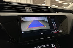 musta Audi e-tron 2022 kuva 17.