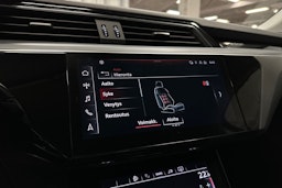 musta Audi e-tron 2022 kuva 18.
