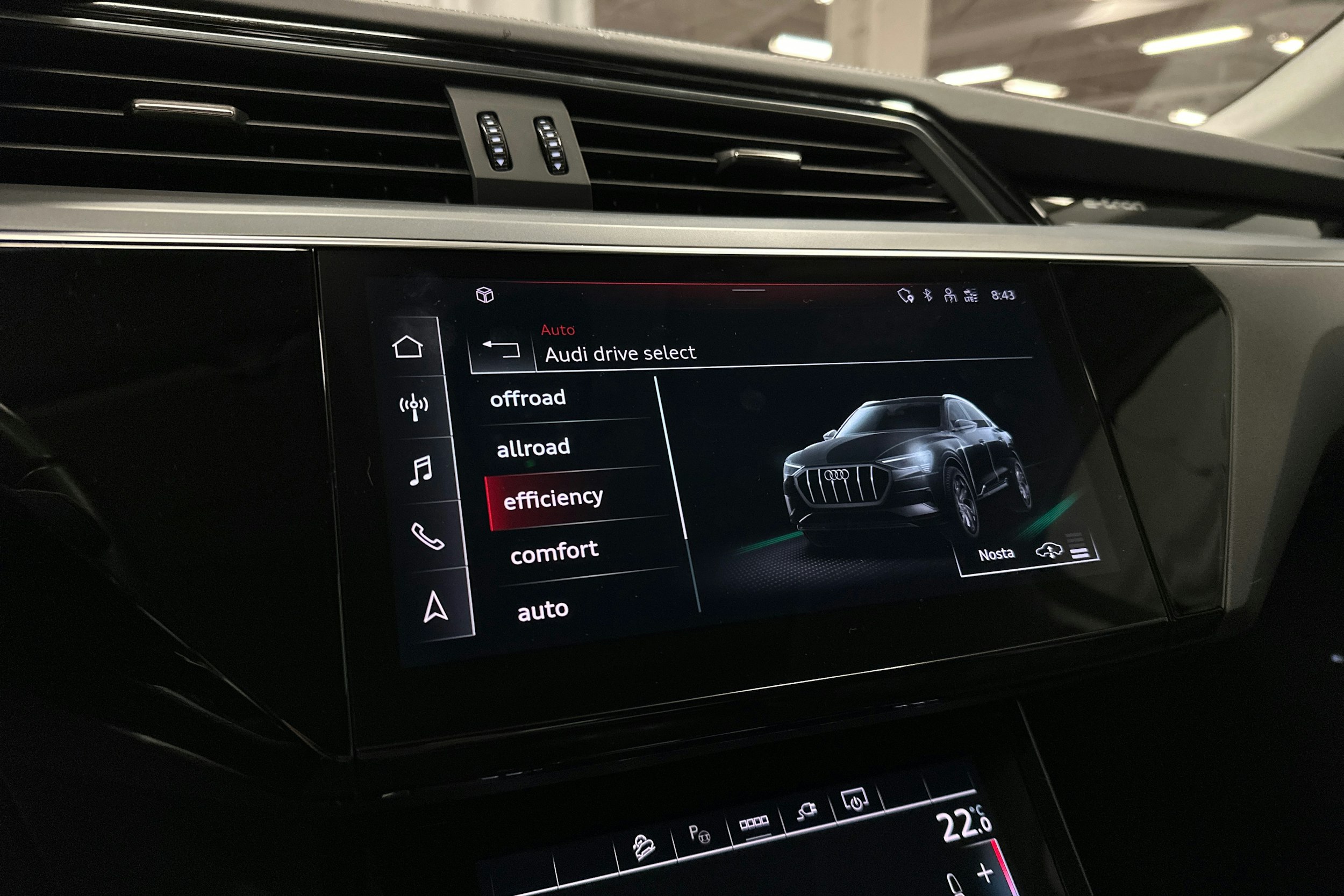 musta Audi e-tron 2022 kuva 19.
