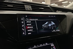 musta Audi e-tron 2022 kuva 19.