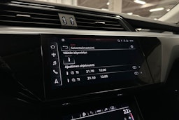 musta Audi e-tron 2022 kuva 20.