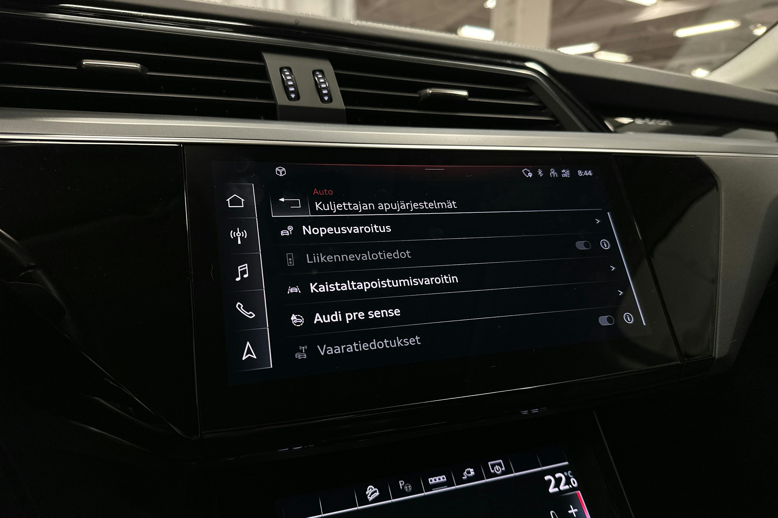 musta Audi e-tron 2022 kuva 21.