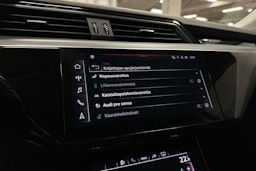 musta Audi e-tron 2022 kuva 21.