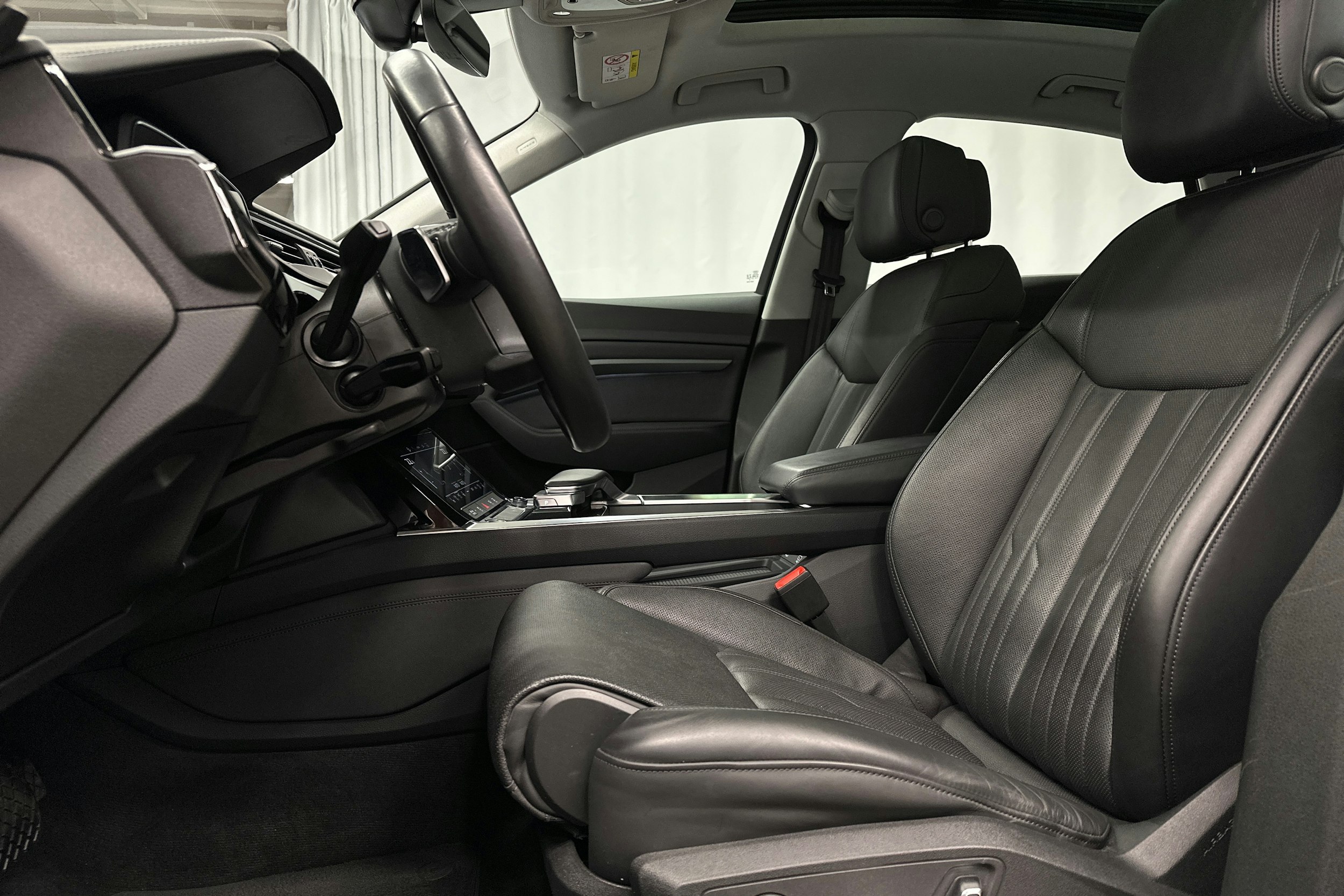 musta Audi e-tron 2022 kuva 24.