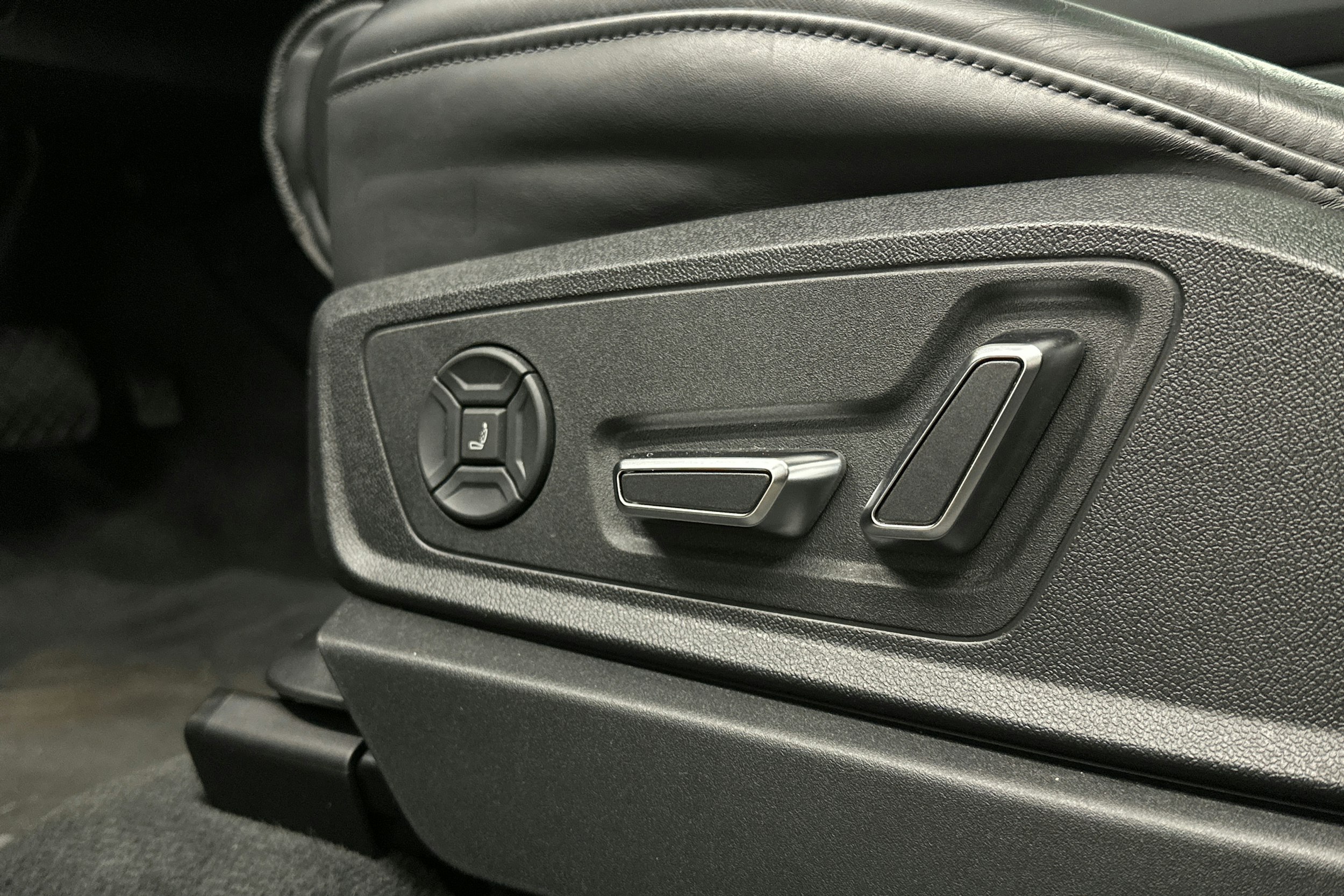 musta Audi e-tron 2022 kuva 25.