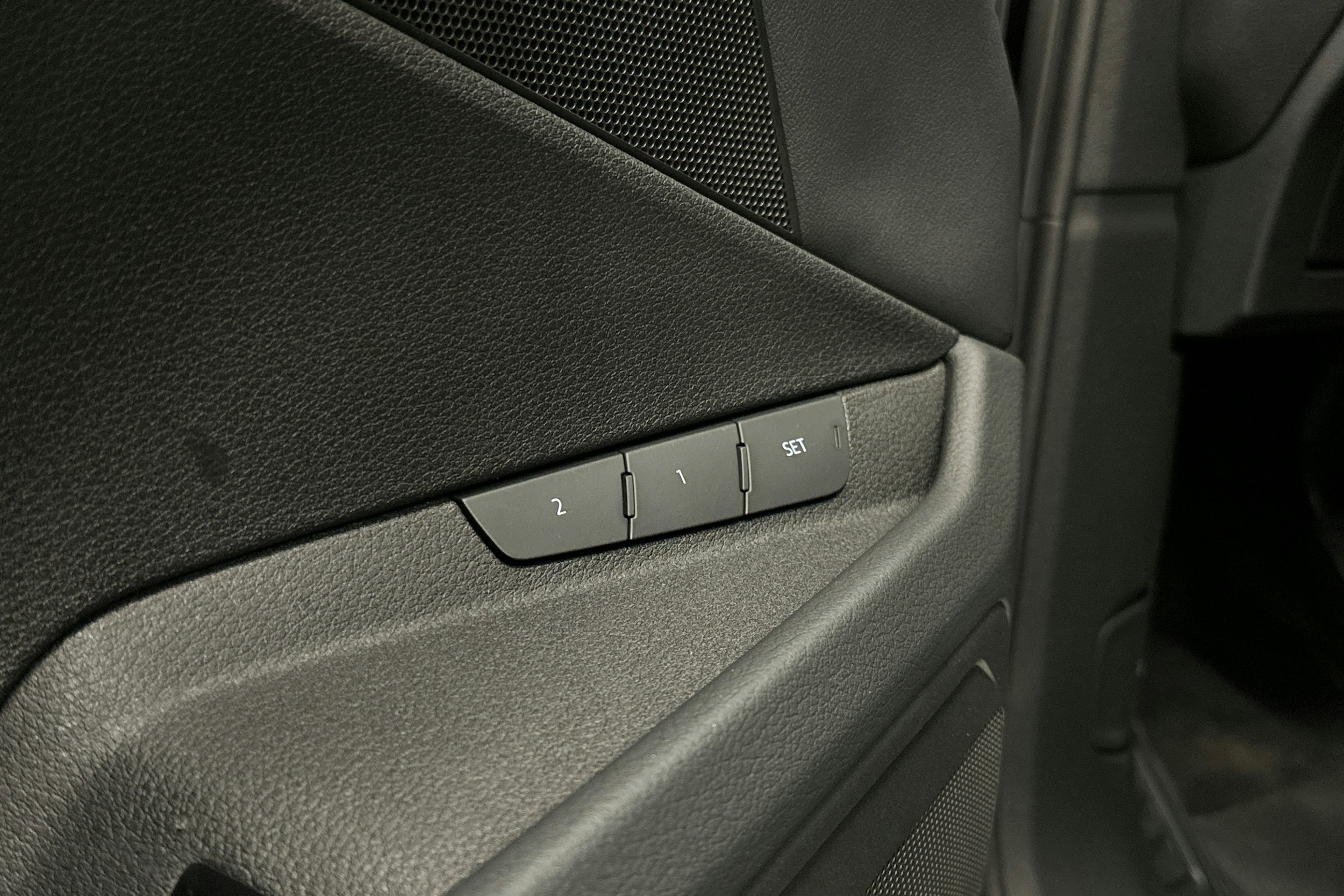 musta Audi e-tron 2022 kuva 26.