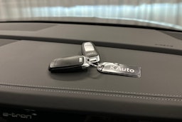 musta Audi e-tron 2022 kuva 28.
