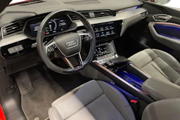 Punainen Audi e-tron 2022 kuva 6.
