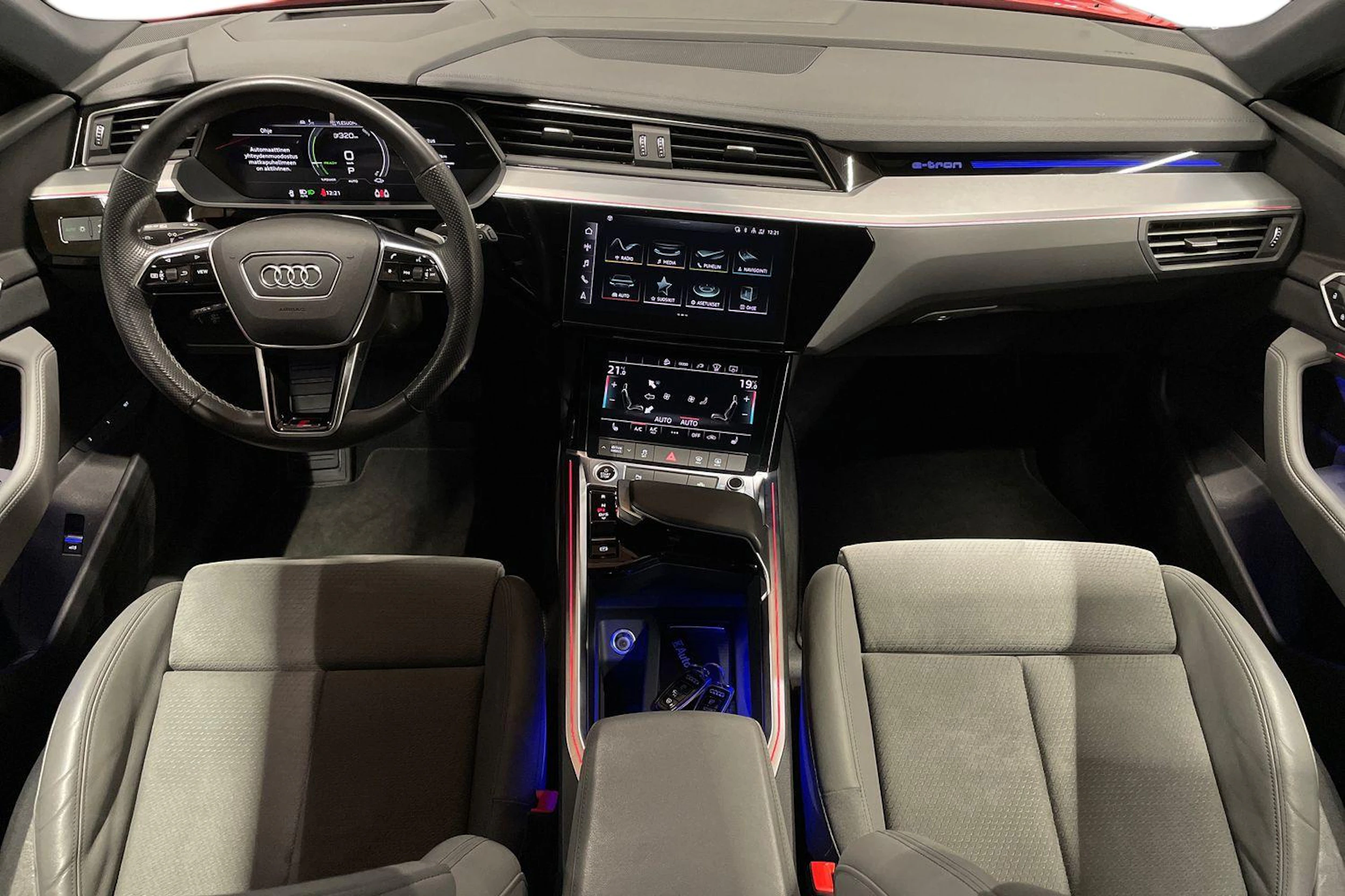 Punainen Audi e-tron 2022 kuva 7.