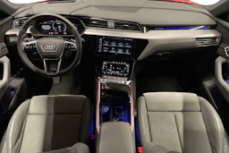 Punainen Audi e-tron 2022 kuva 7.