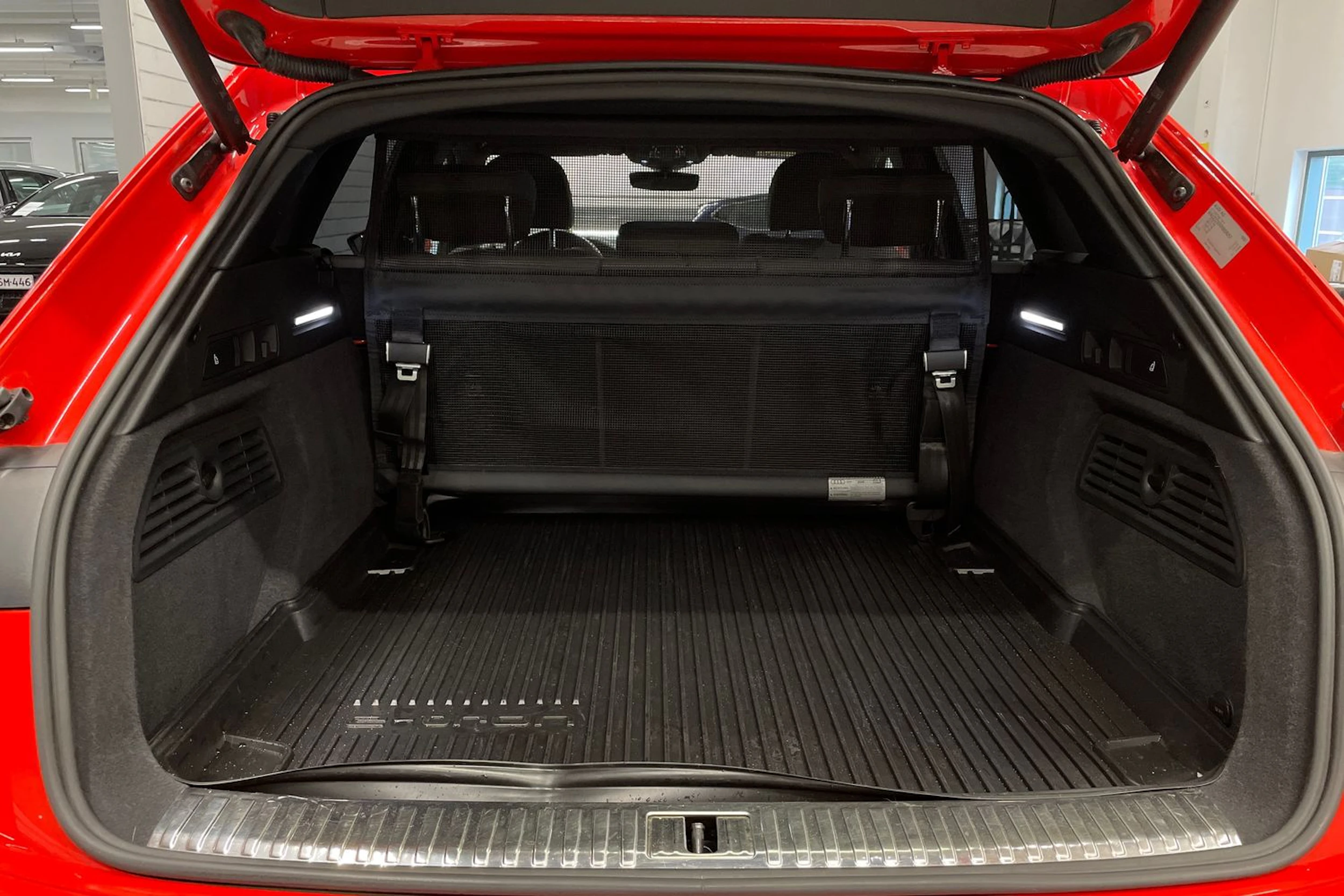 Punainen Audi e-tron 2022 kuva 11.