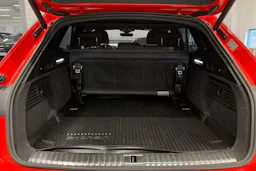 Punainen Audi e-tron 2022 kuva 11.