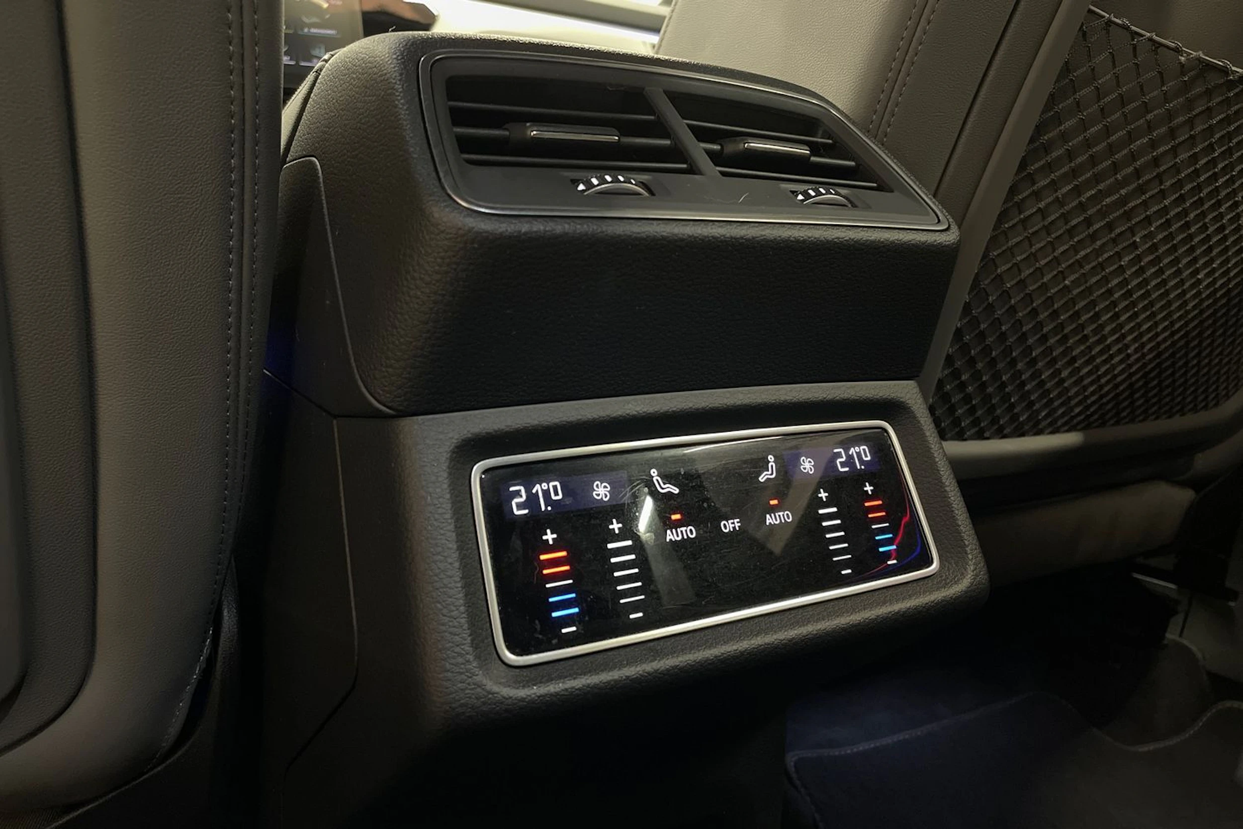 Punainen Audi e-tron 2022 kuva 12.