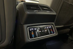 Punainen Audi e-tron 2022 kuva 12.