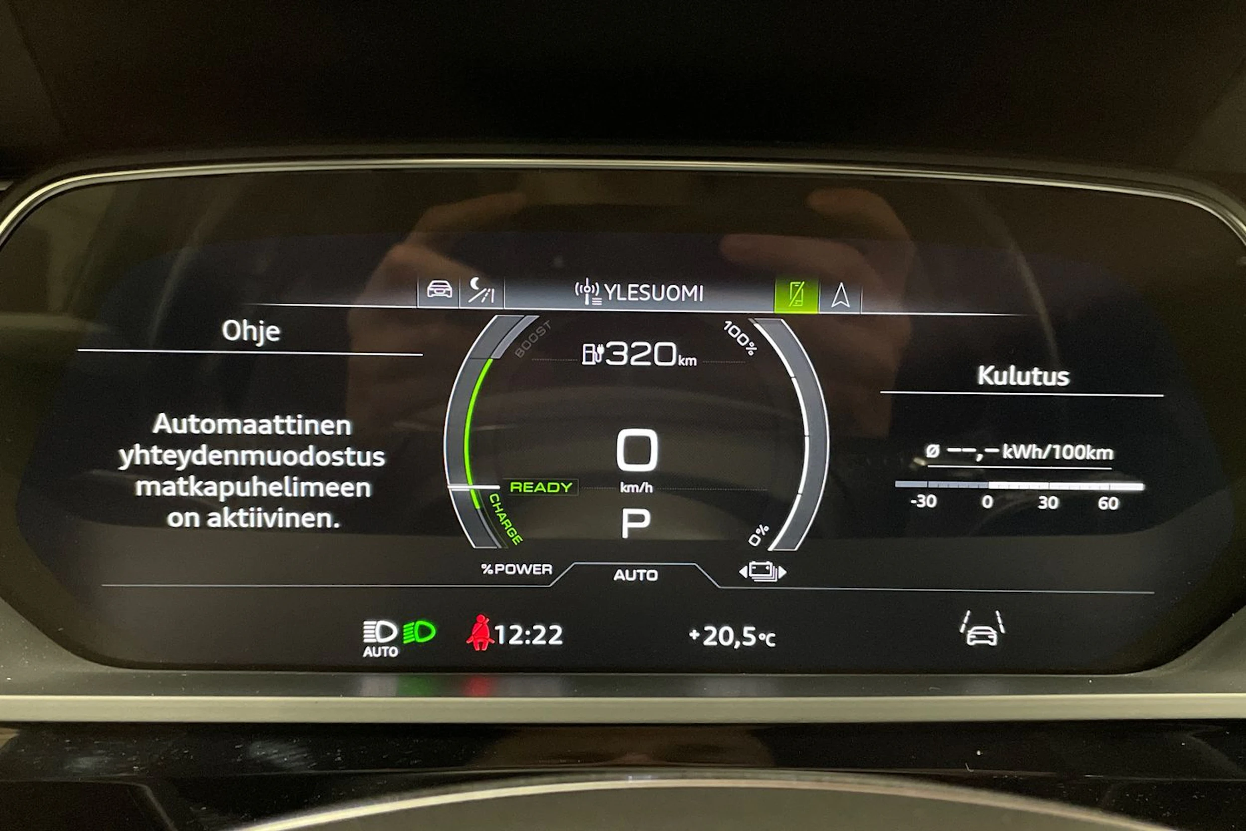 Punainen Audi e-tron 2022 kuva 13.