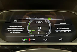 Punainen Audi e-tron 2022 kuva 13.
