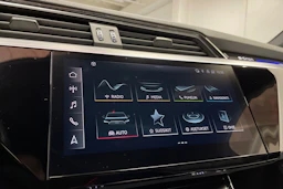 Punainen Audi e-tron 2022 kuva 14.
