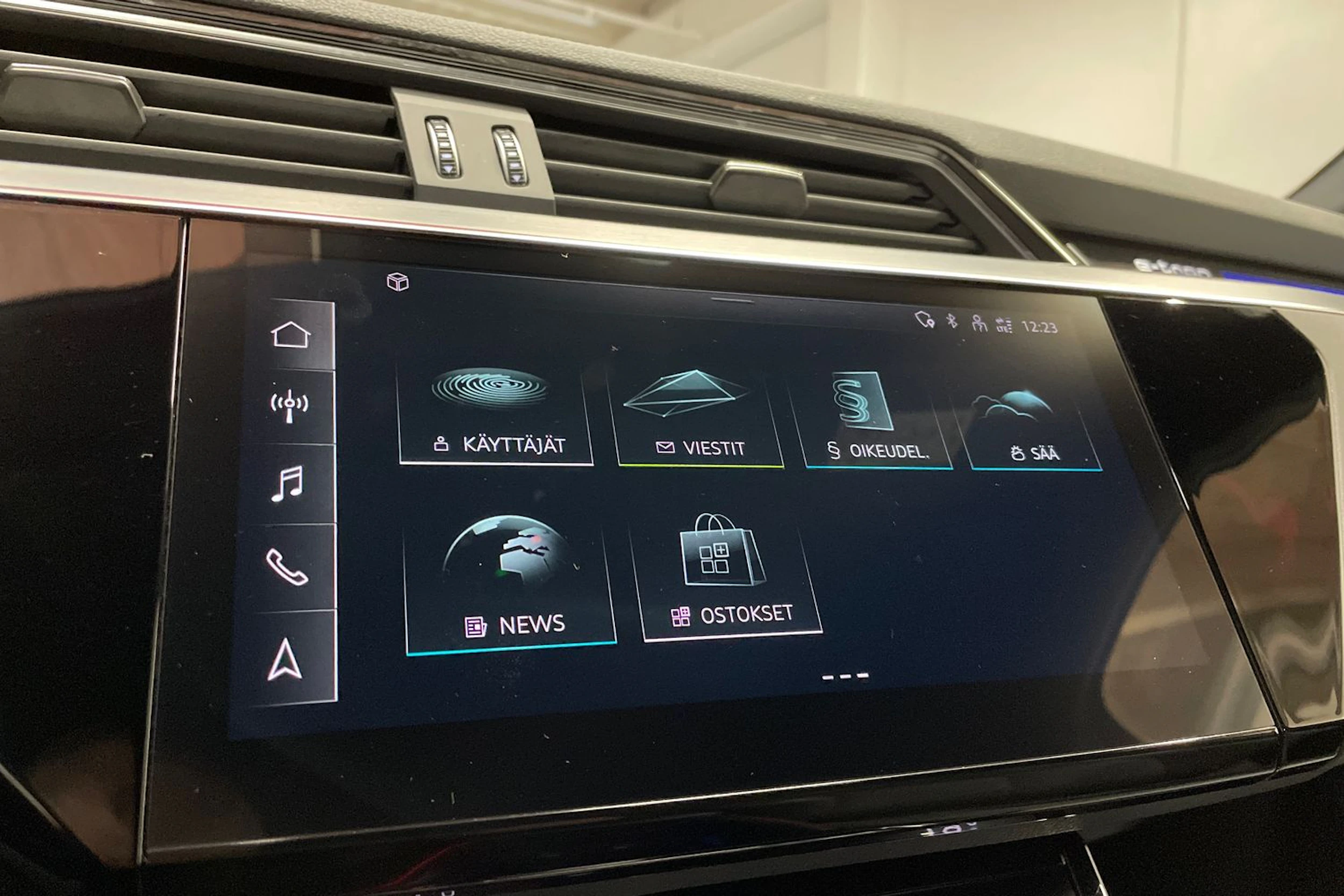Punainen Audi e-tron 2022 kuva 15.