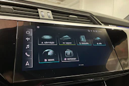 Punainen Audi e-tron 2022 kuva 15.