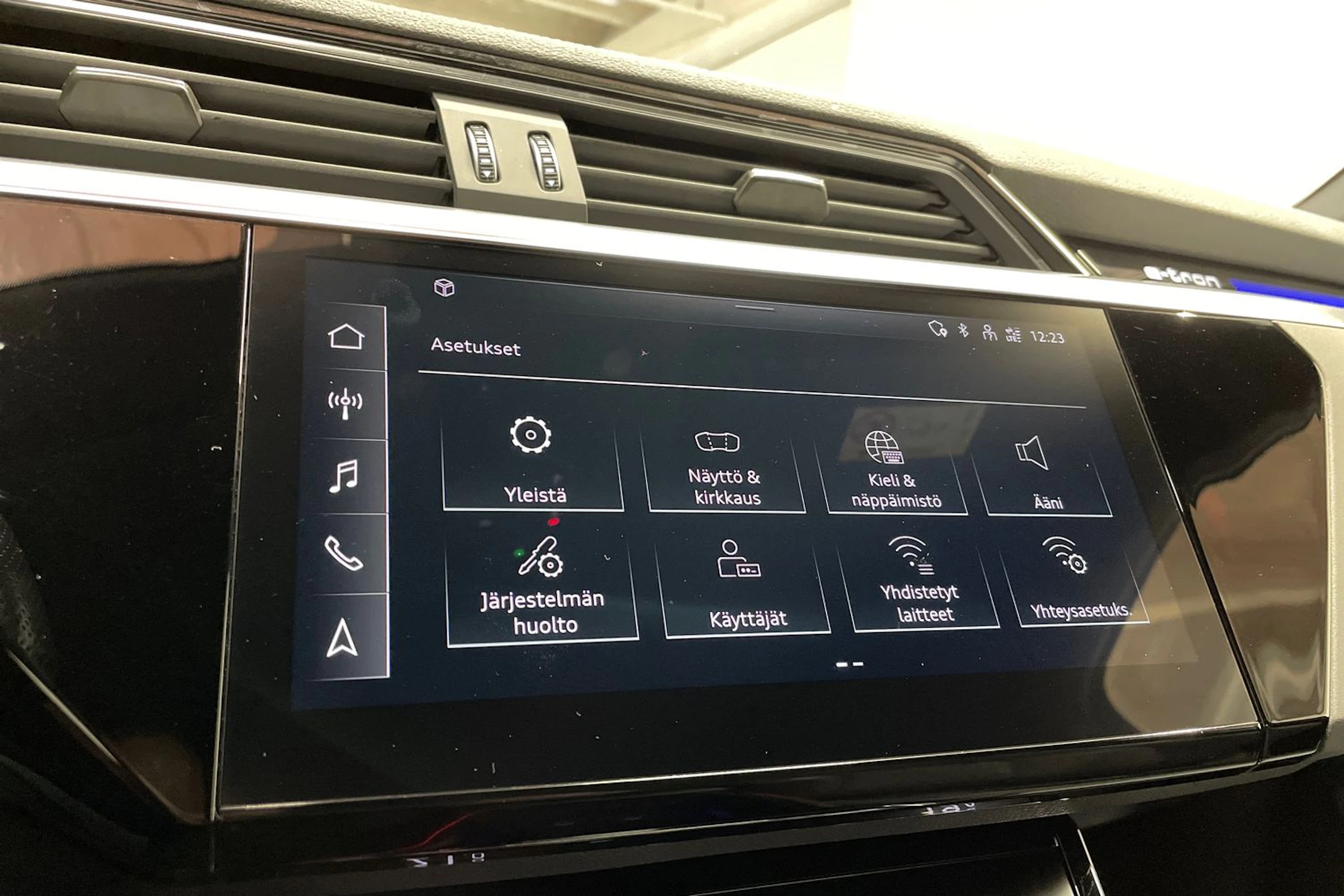 Punainen Audi e-tron 2022 kuva 16.