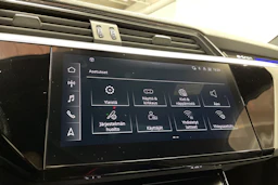 Punainen Audi e-tron 2022 kuva 16.