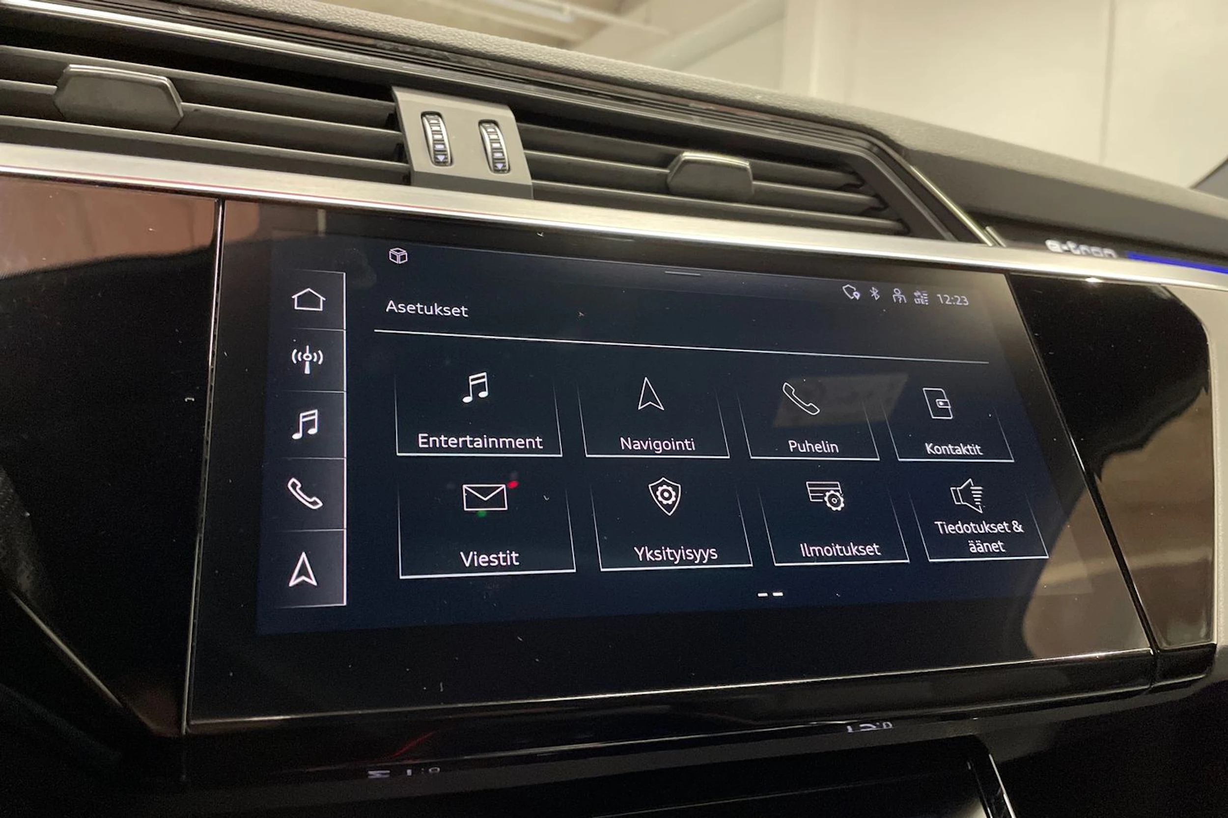 Punainen Audi e-tron 2022 kuva 17.
