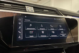 Punainen Audi e-tron 2022 kuva 17.