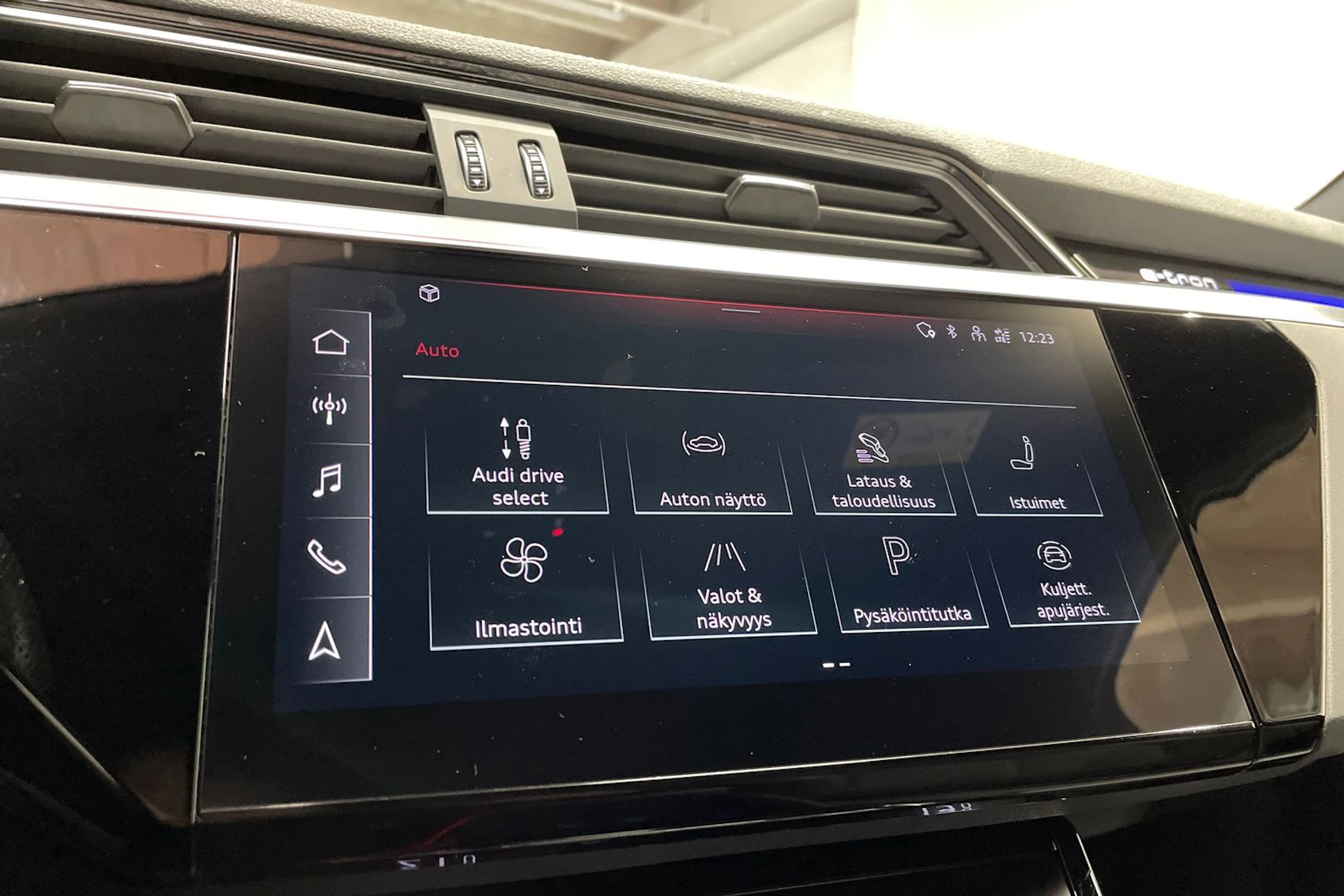 Punainen Audi e-tron 2022 kuva 18.