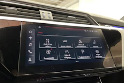 Punainen Audi e-tron 2022 kuva 18.