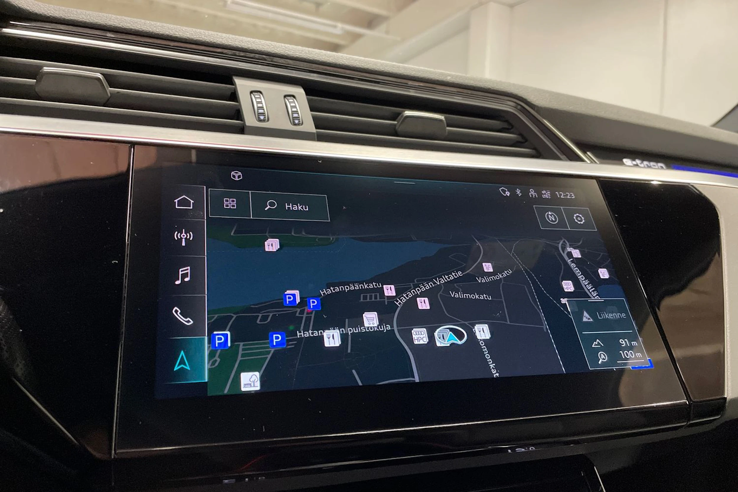 Punainen Audi e-tron 2022 kuva 19.