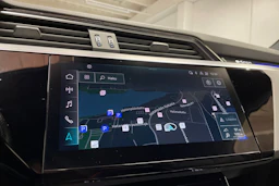 Punainen Audi e-tron 2022 kuva 19.