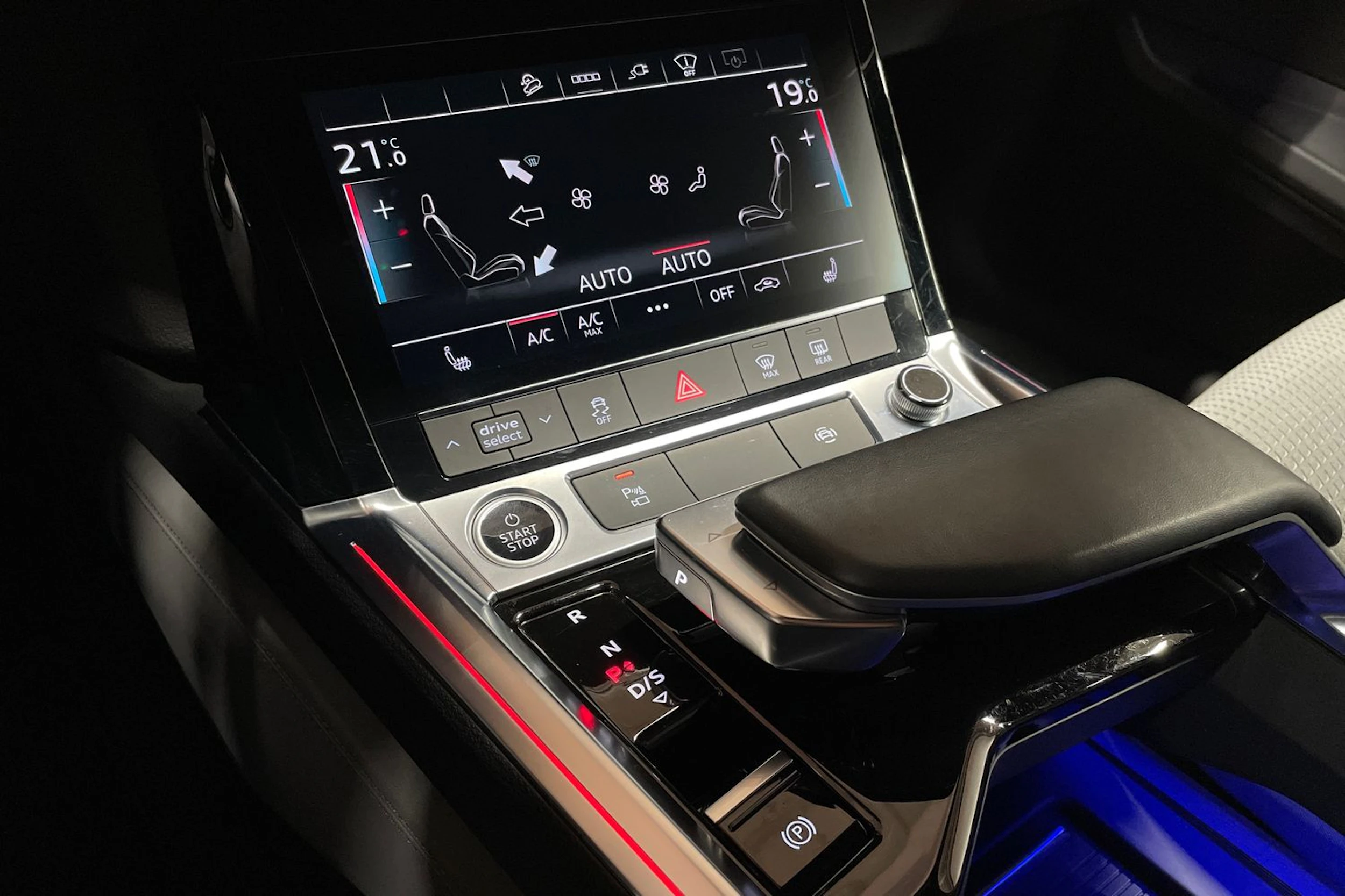 Punainen Audi e-tron 2022 kuva 21.