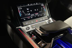 Punainen Audi e-tron 2022 kuva 21.