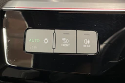 Punainen Audi e-tron 2022 kuva 22.