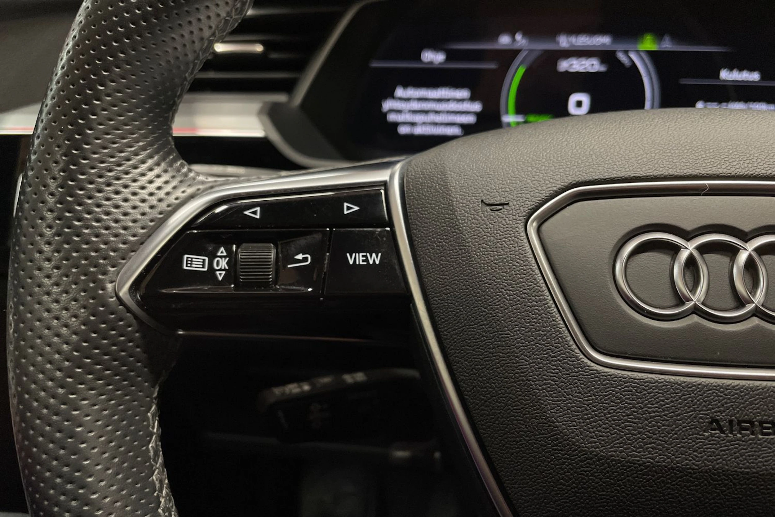Punainen Audi e-tron 2022 kuva 23.