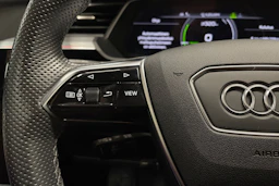 Punainen Audi e-tron 2022 kuva 23.