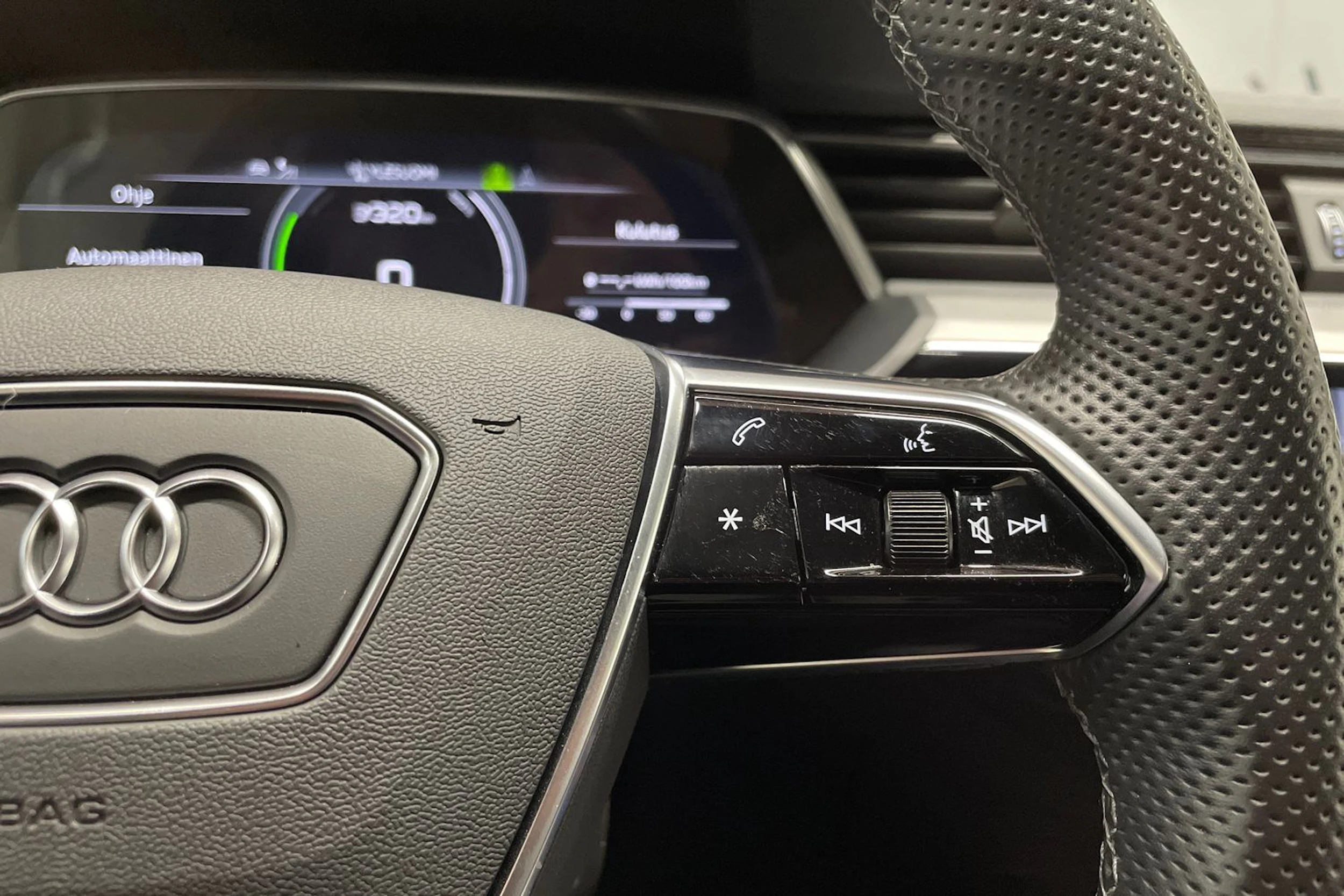 Punainen Audi e-tron 2022 kuva 24.