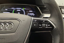Punainen Audi e-tron 2022 kuva 24.