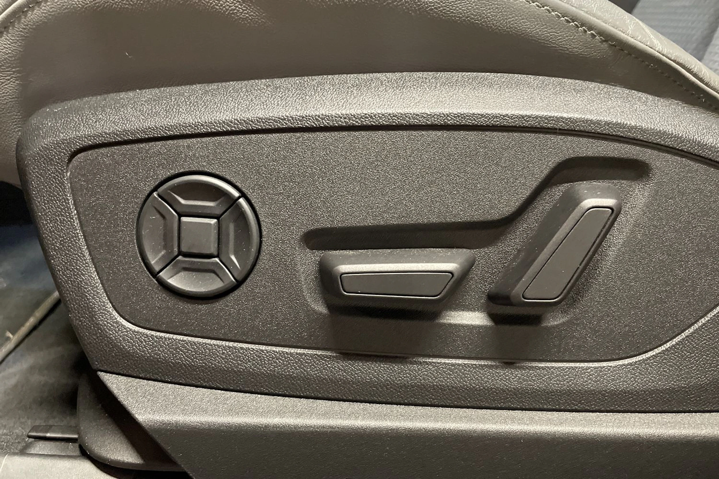 Punainen Audi e-tron 2022 kuva 27.