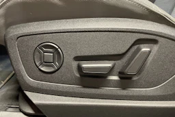 Punainen Audi e-tron 2022 kuva 27.