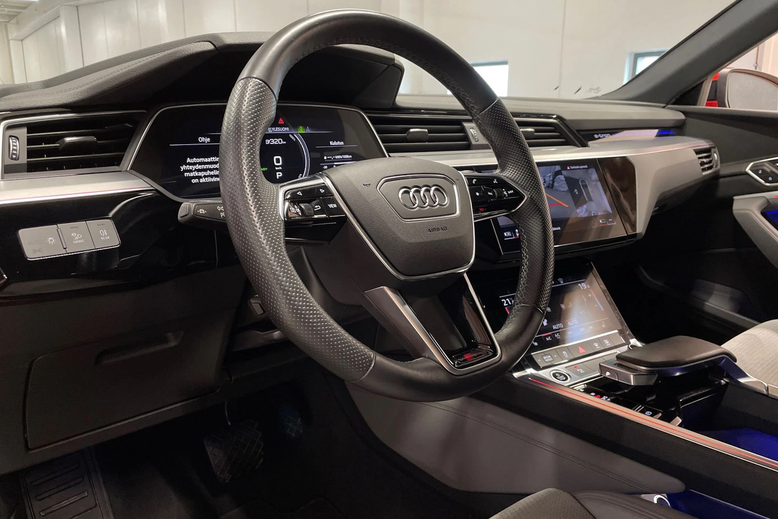 Punainen Audi e-tron 2022 kuva 28.
