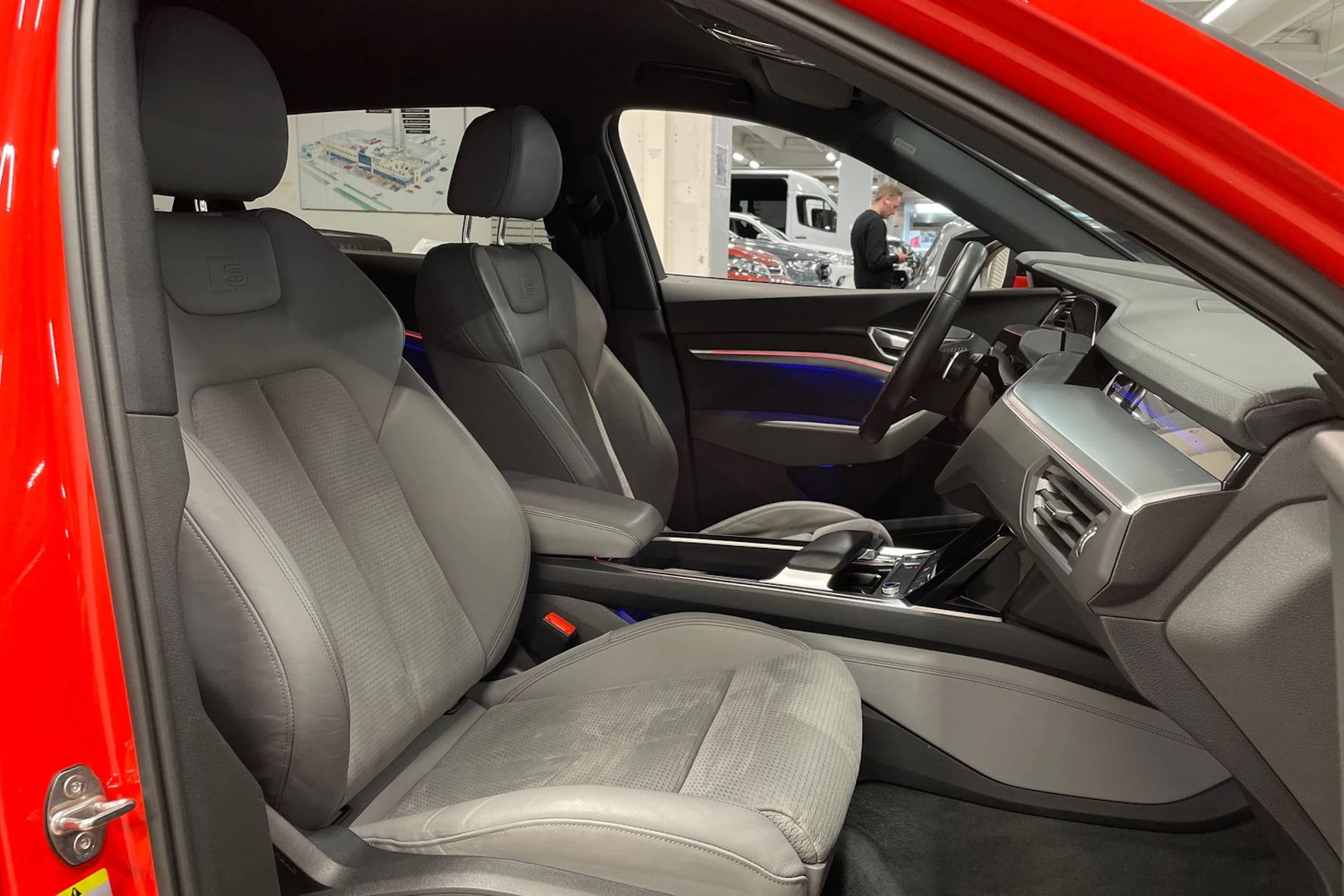Punainen Audi e-tron 2022 kuva 29.