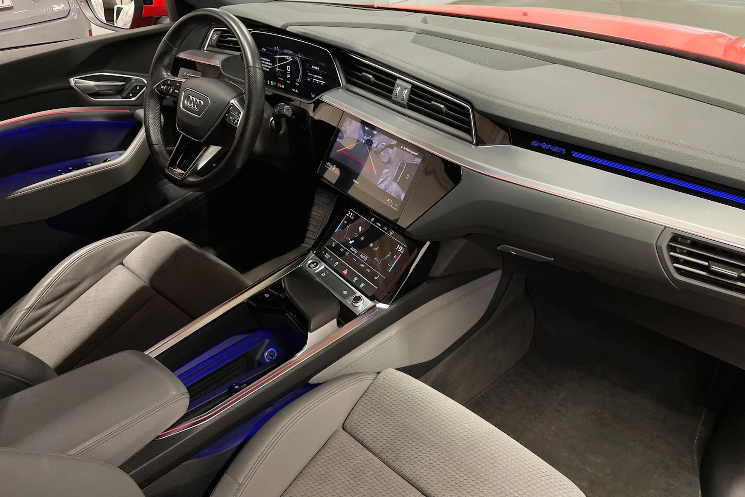 Punainen Audi e-tron 2022 kuva 30.