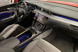 Punainen Audi e-tron 2022 kuva 30.