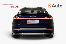 sininen Audi e-tron 2022 kuva 3.