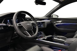 sininen Audi e-tron 2022 kuva 7.