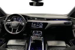 sininen Audi e-tron 2022 kuva 9.