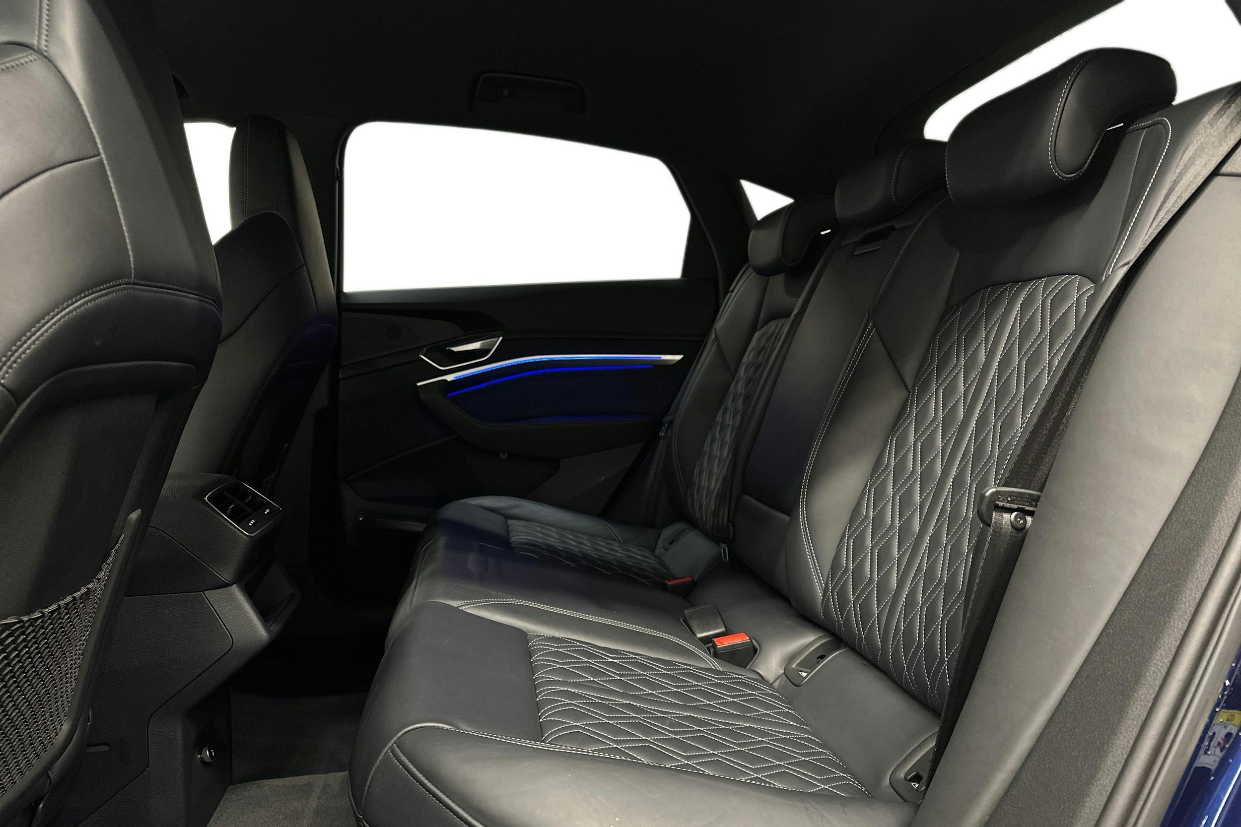 sininen Audi e-tron 2022 kuva 10.