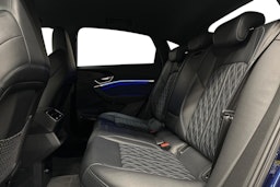 sininen Audi e-tron 2022 kuva 10.