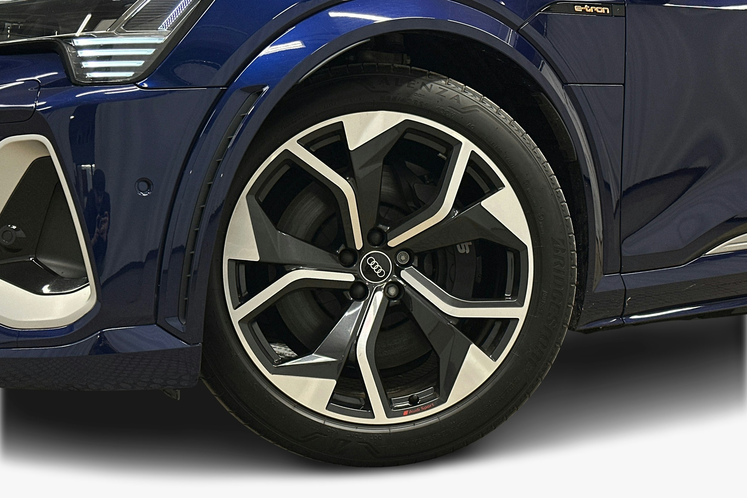 sininen Audi e-tron 2022 kuva 11.
